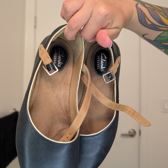 Clarks Black and Tan Flats Elegant Loafers - Picture 1 of 4